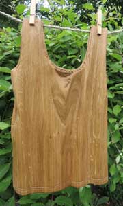 Hemd aus Holz geschnitzt