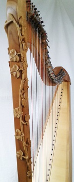 Kundenwunsch: Kirschholz harfe mit Efeuranke verziert